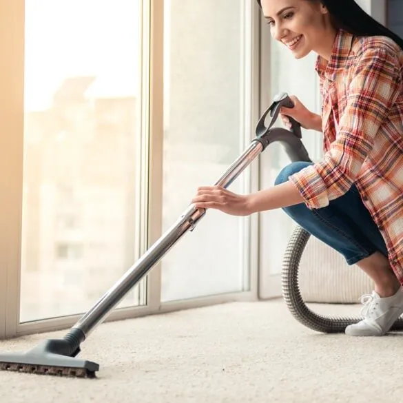 woman-clean-carpet-square