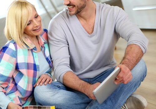 Couple enjoying online shopping | Location Carpet Inc.